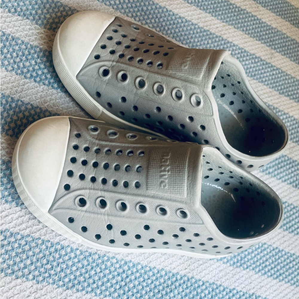 Size 7 grey natives